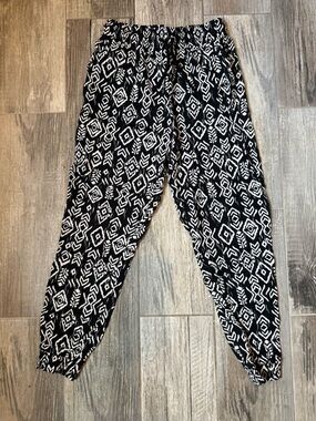 Forever 21 Black and White Printed Harem Pants